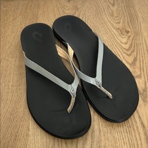 Women’s Olukai Ho’Opio Gray Leather Flip Flops Sandals Size 11 EUC